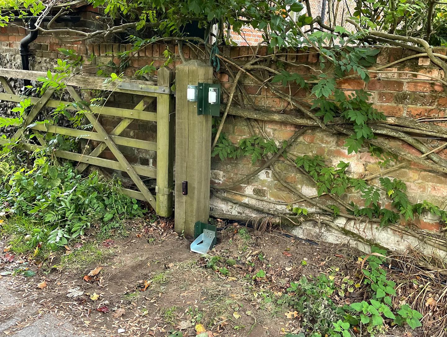 Gate automation mechanism fitted beside a timber gatepost